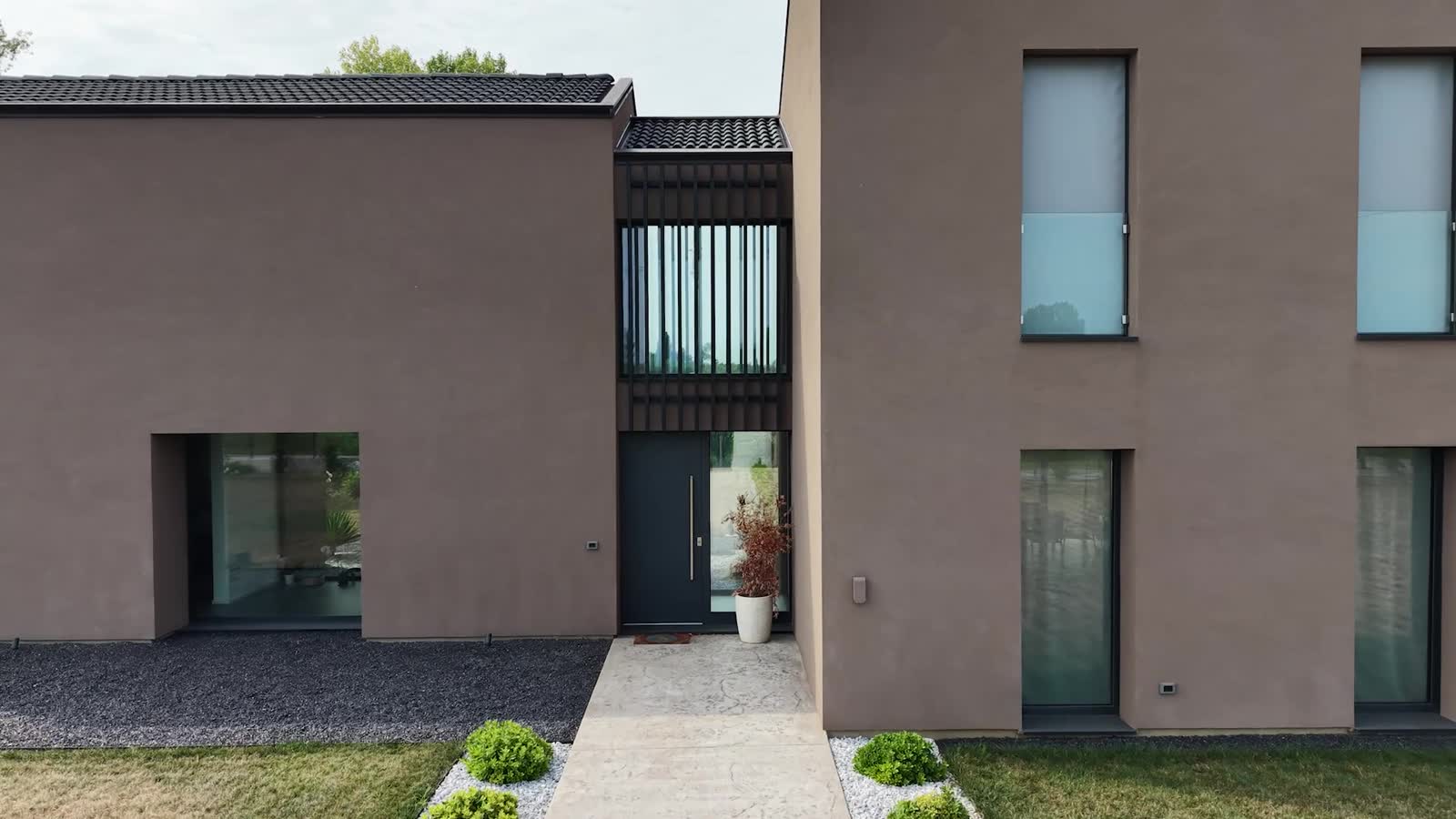 Casa privata in acciaio, volumi netti e grandi vetrate