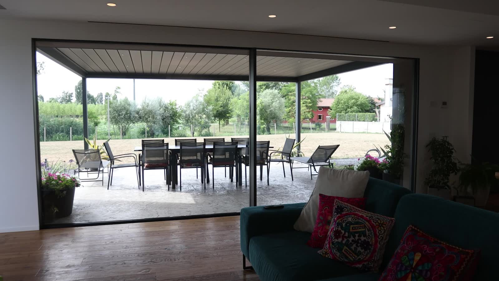 Soggiorno affacciato sulla terrazza coperta