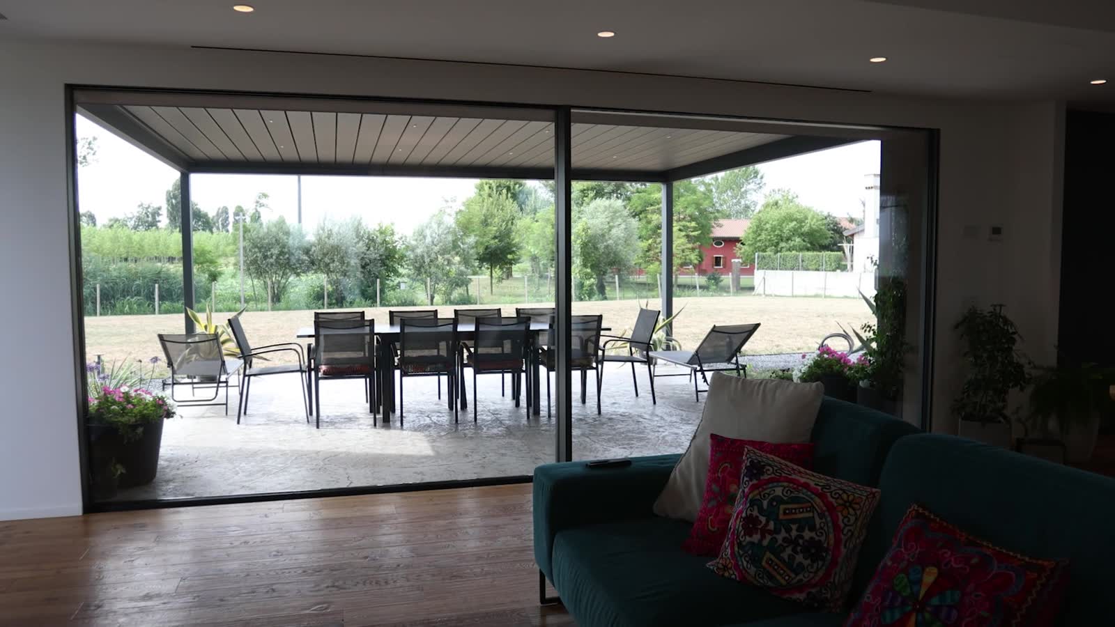 Soggiorno affacciato sulla terrazza coperta
