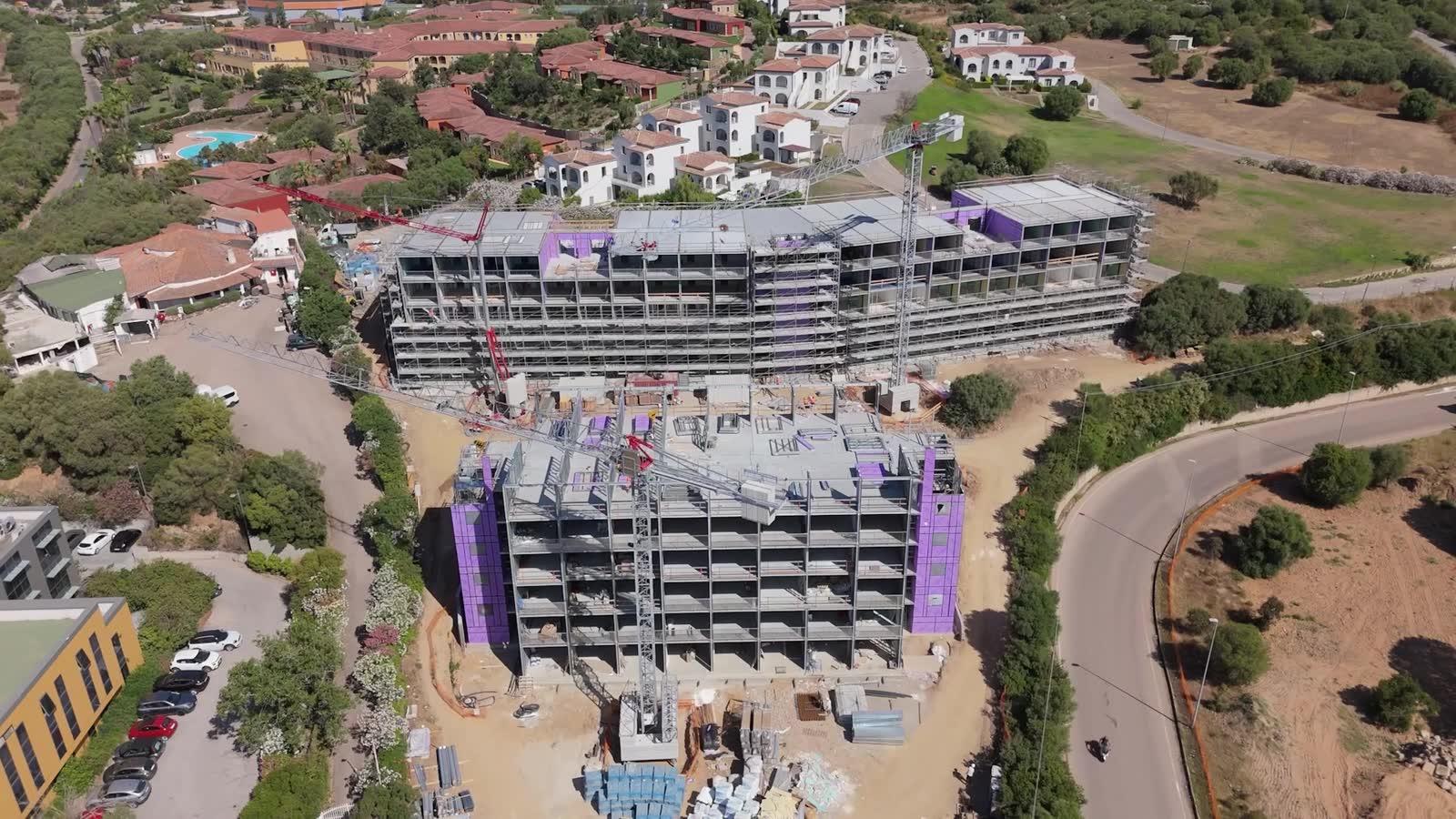 Edificio multipiano in acciaio in costruzione a Olbia