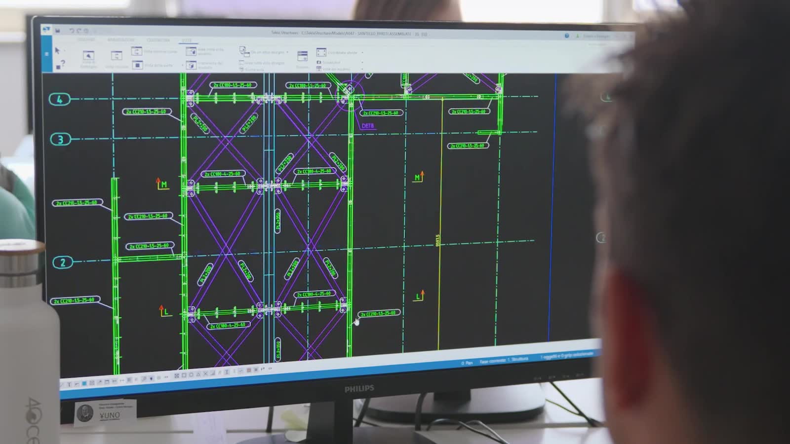 Modello strutturale BIM dell'edificio sullo schermo dell'ufficio tecnico