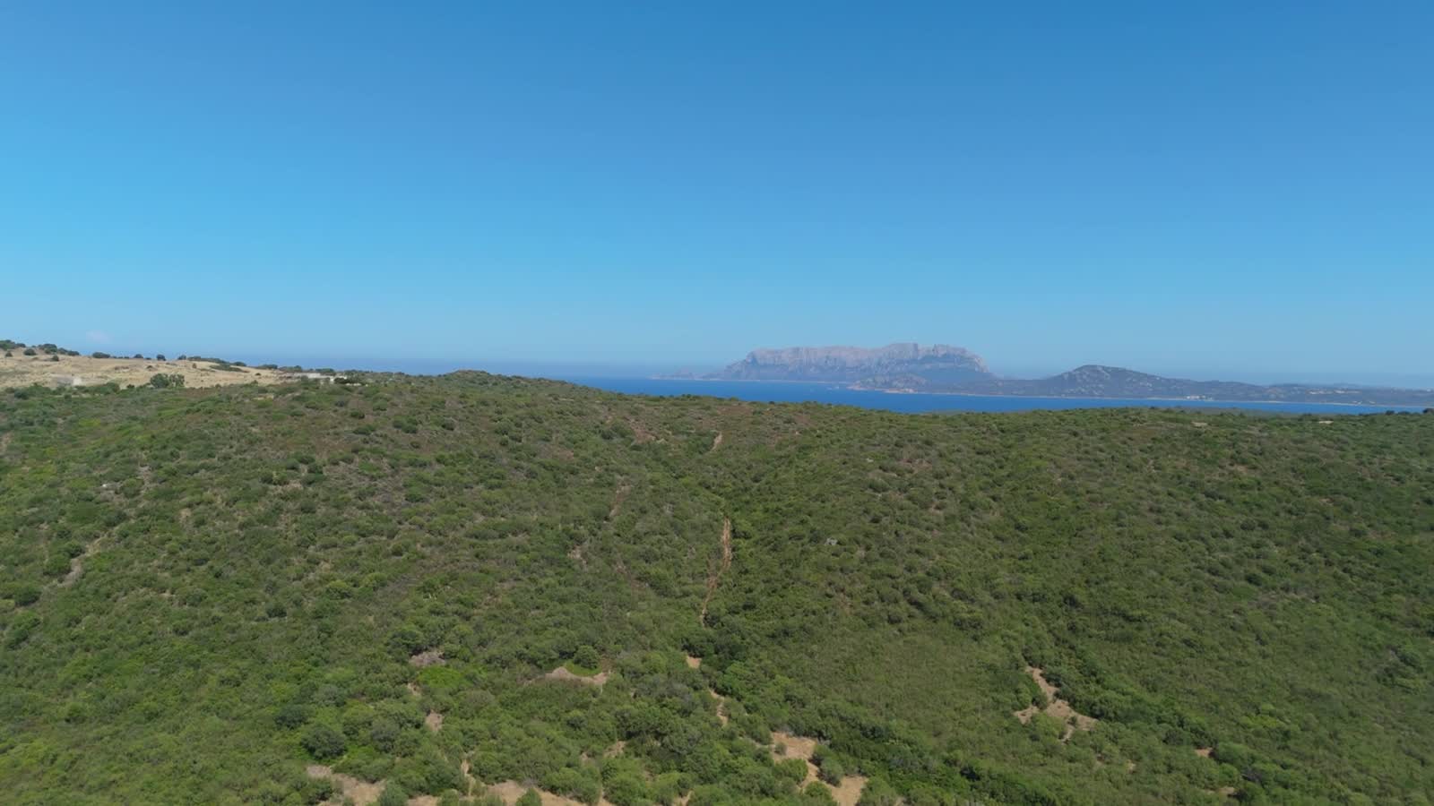 Vista aerea della costa sarda verso il mare