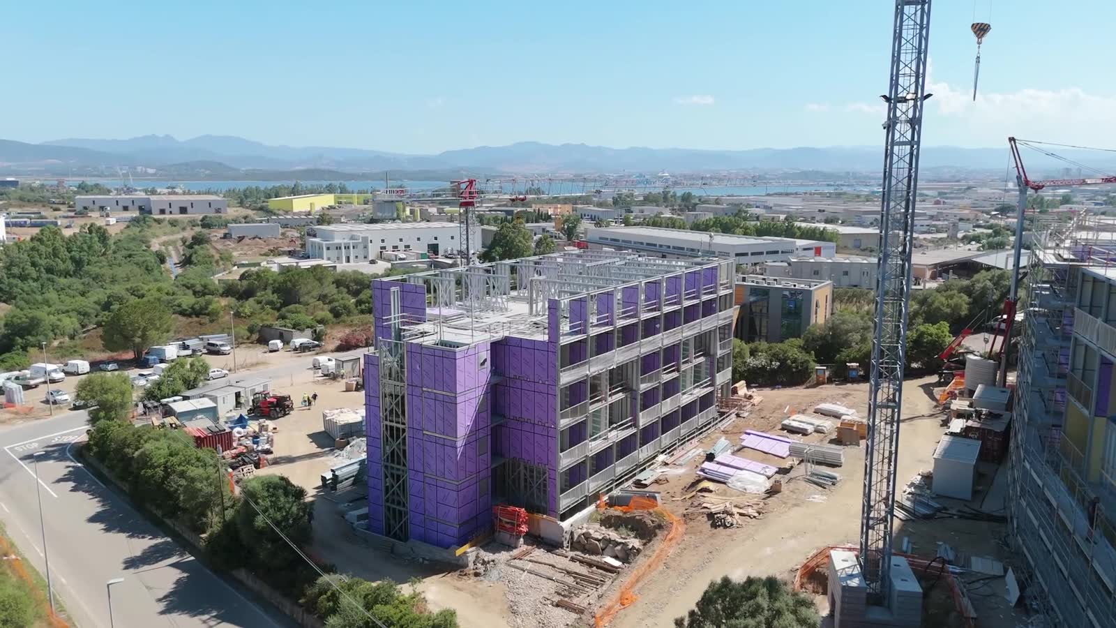 Edificio multipiano in acciaio che cresce piano dopo piano