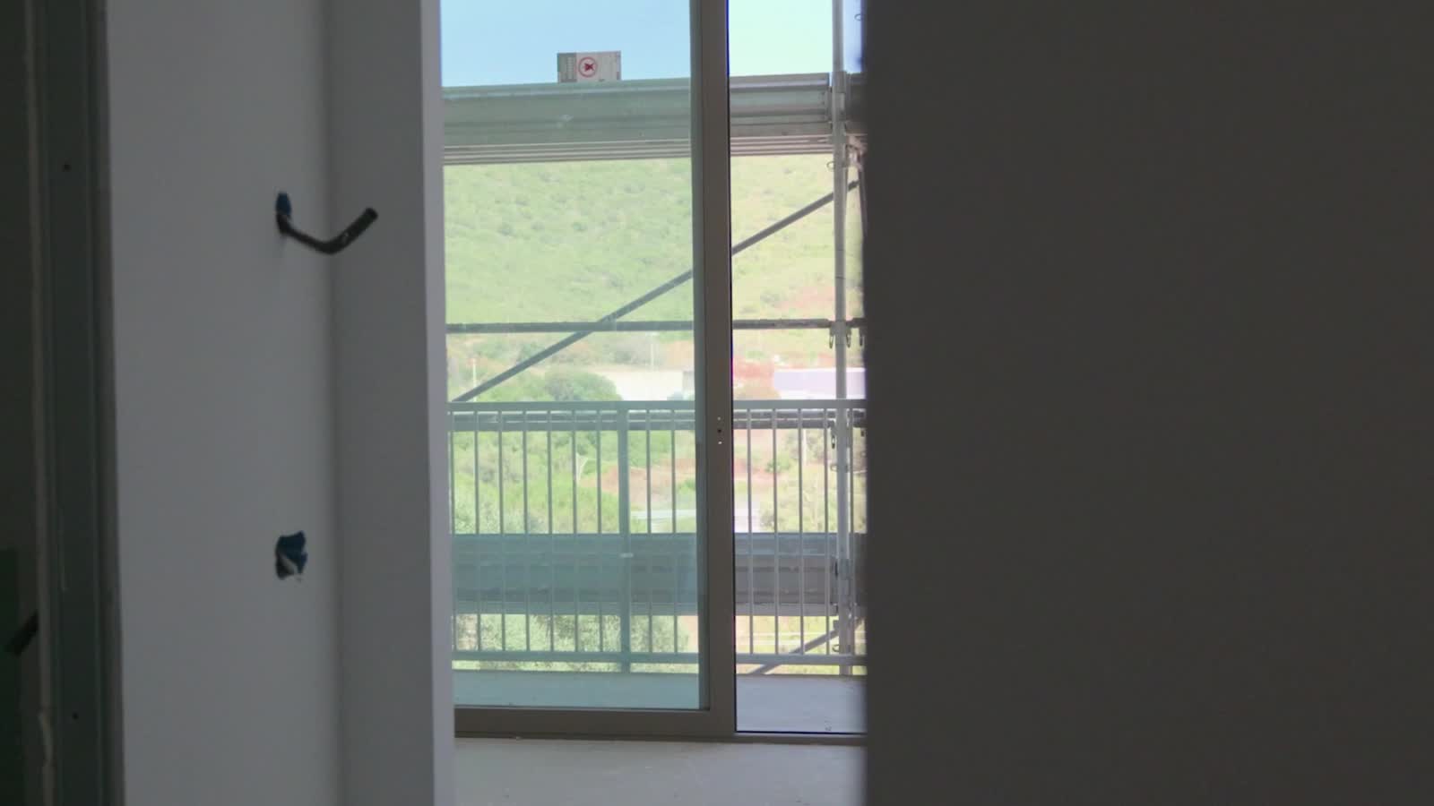 Interno in finitura con vista sulla campagna